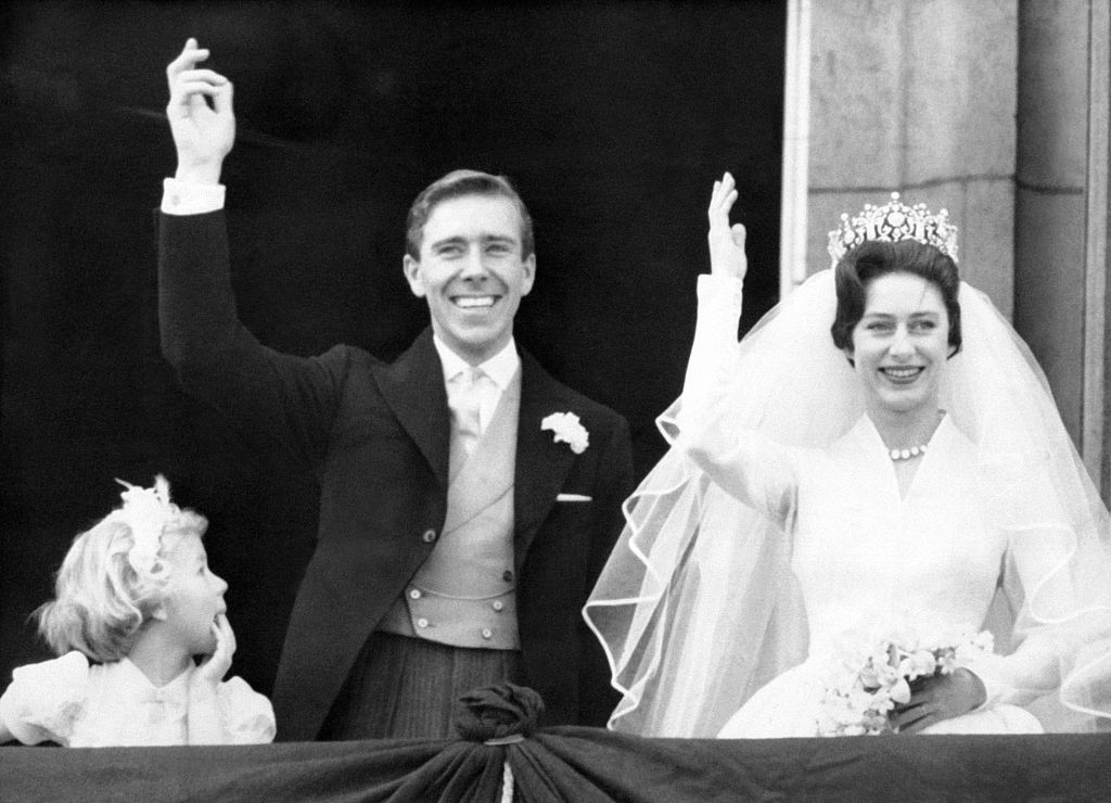 Tony Armstrong-Jones et la Princesse Margaret saluent depuis le balcon de Buckingham Palace le jour de leur mariage le 6 mai 1960 Ã Londres, Royaume-Uni. (Photo by Keystone-France/Gamma-Rapho via Getty Images)