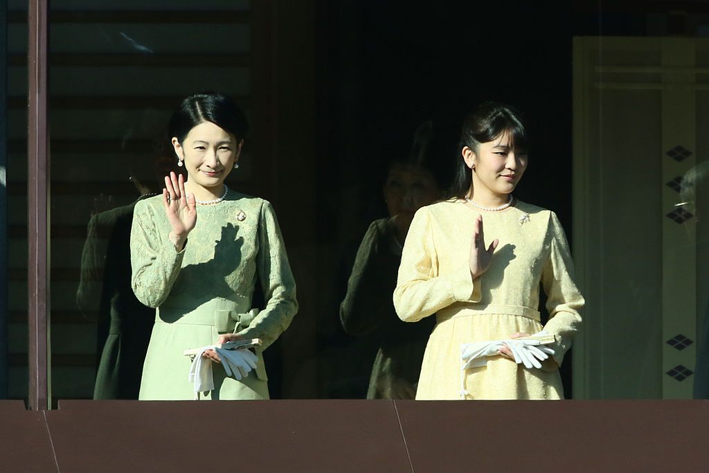 TOKYO, JAPAN - JANUARY 02: (L-R) Princess Kiko and Princess Mako of Akishino wave to well-wishers during celebrations for the New Year on the veranda of the Imperial Palace on January 2, 2014 in Tokyo, Japan. In his address to the waiting members of the public, Emperor Akihito wished happiness for the nation and expressed his continuing concern for those still affected by the 2011 earthquake and tsunami. (Photo by Ken Ishii/Getty Images)