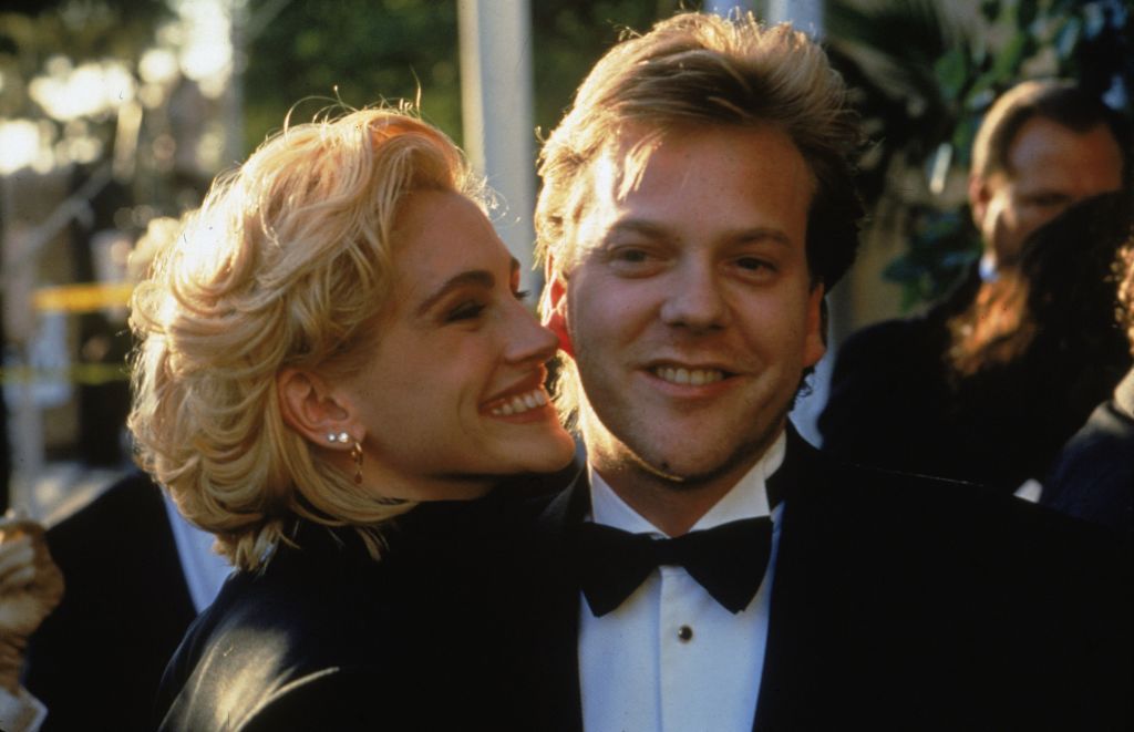 American actor Julia Roberts and her boyfriend, Canadian actor Kiefer Sutherland, arrive at the Academy Awards ceremonies, Los Angeles, California, circa 1990. (Photo by Fotos International/Getty Images)