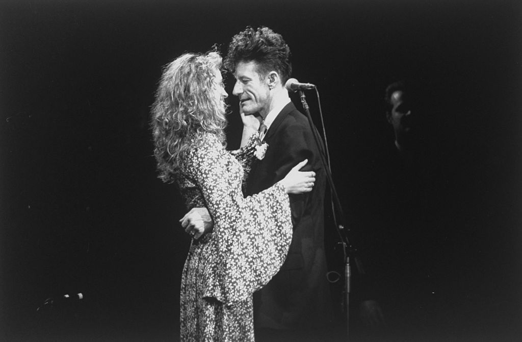 Actress Julia Roberts and her her husband, c/w singer Lyle Lovett embracing during his concert which took place the night of their wedding day. (Photo by Steve Kagan/Getty Images)