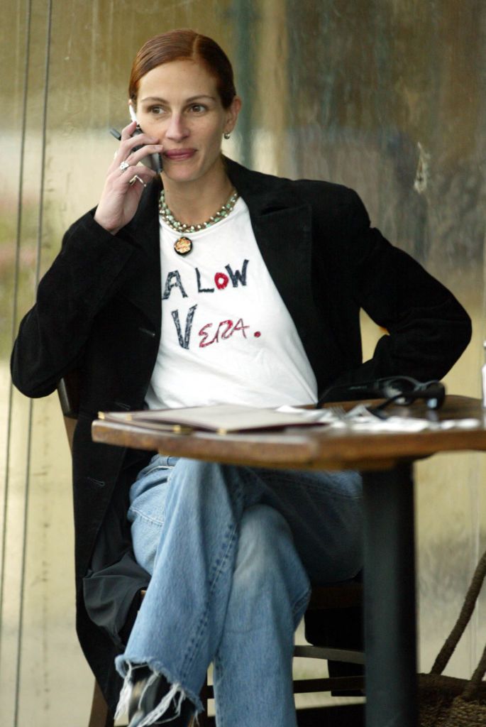 WEST HOLLYWOOD, CA - MARCH 22: (EXCLUSIVE COVERAGE) Julia Roberts stops for a coffee at The King's Road Cafe in West Hollywood, March 22 2002. (Photo by Bauer-Griffin/GC Images)