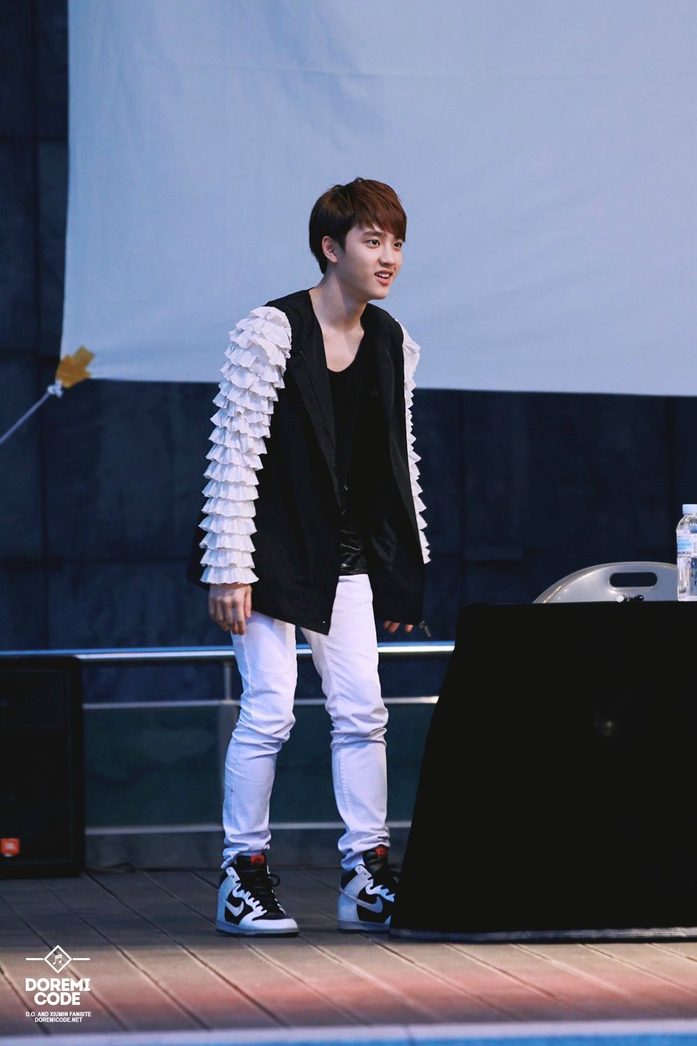 Fans spot DO of EXO wearing another puff sleeve piece. (Photo: Koreaboo)