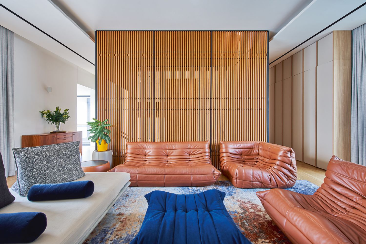 The Ligne Roset Togo sofas by Michel Ducaroy contribute to the unfussy look of the family room, while the Ligne Roset Prado sofa by Christian Werner offers extra flexibility with its movable backrests