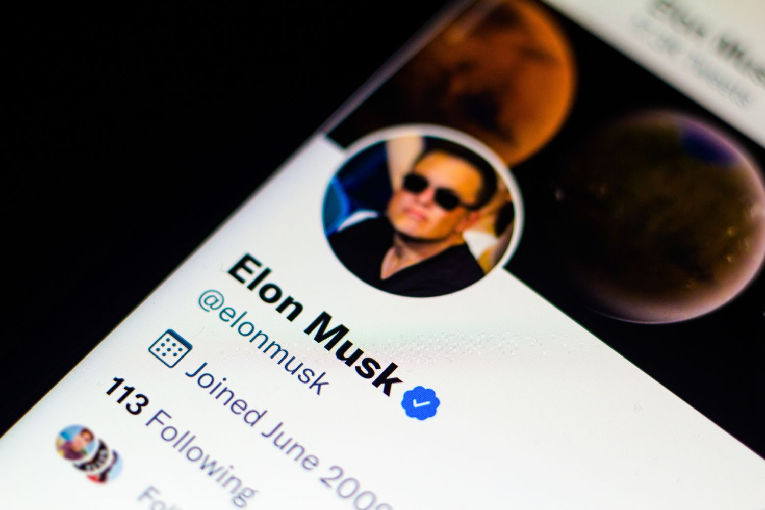 BRAZIL - 2022/04/11: In this photo illustration, the official profile of Elon Musk on the social network Twitter. The billionaire Elon Musk bought 9% of Twitter, an investment of USD 3 billion. (Photo Illustration by Rafael Henrique/SOPA Images/LightRocket via Getty Images)