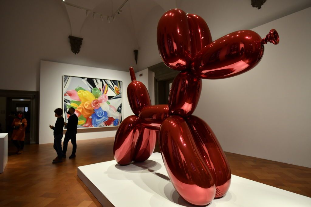 FLORENCE, ITALY - JANUARY 02: People look at the Jeff Koons artworks during the "Shine" Jeff Koons Art Exhibition at Palazzo Strozzi on January 2, 2022 in Florence, Italy. (Photo by Stefano Guidi/Getty Images)