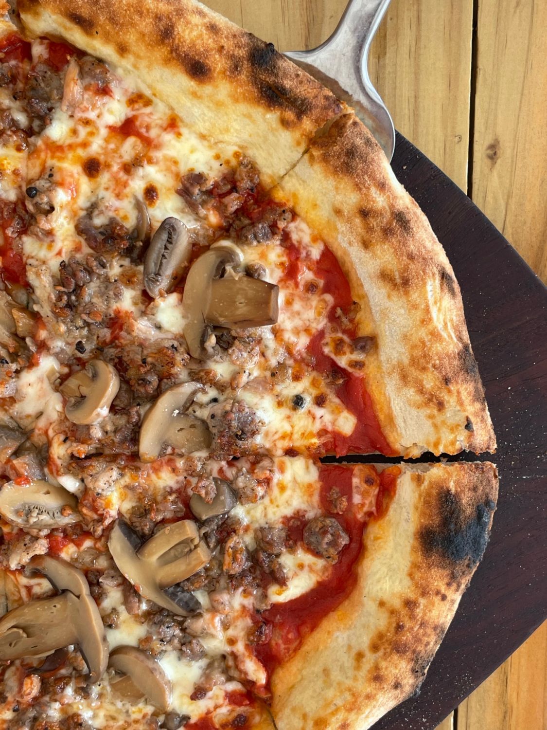 The Italian sausage pizza from Totò e Peppino, a special for the day.