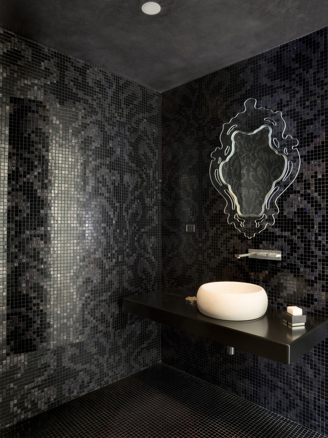 A bathroom clad in Bisazza's Lucca Damasco black tiles (Photo: Mario Ciampi)