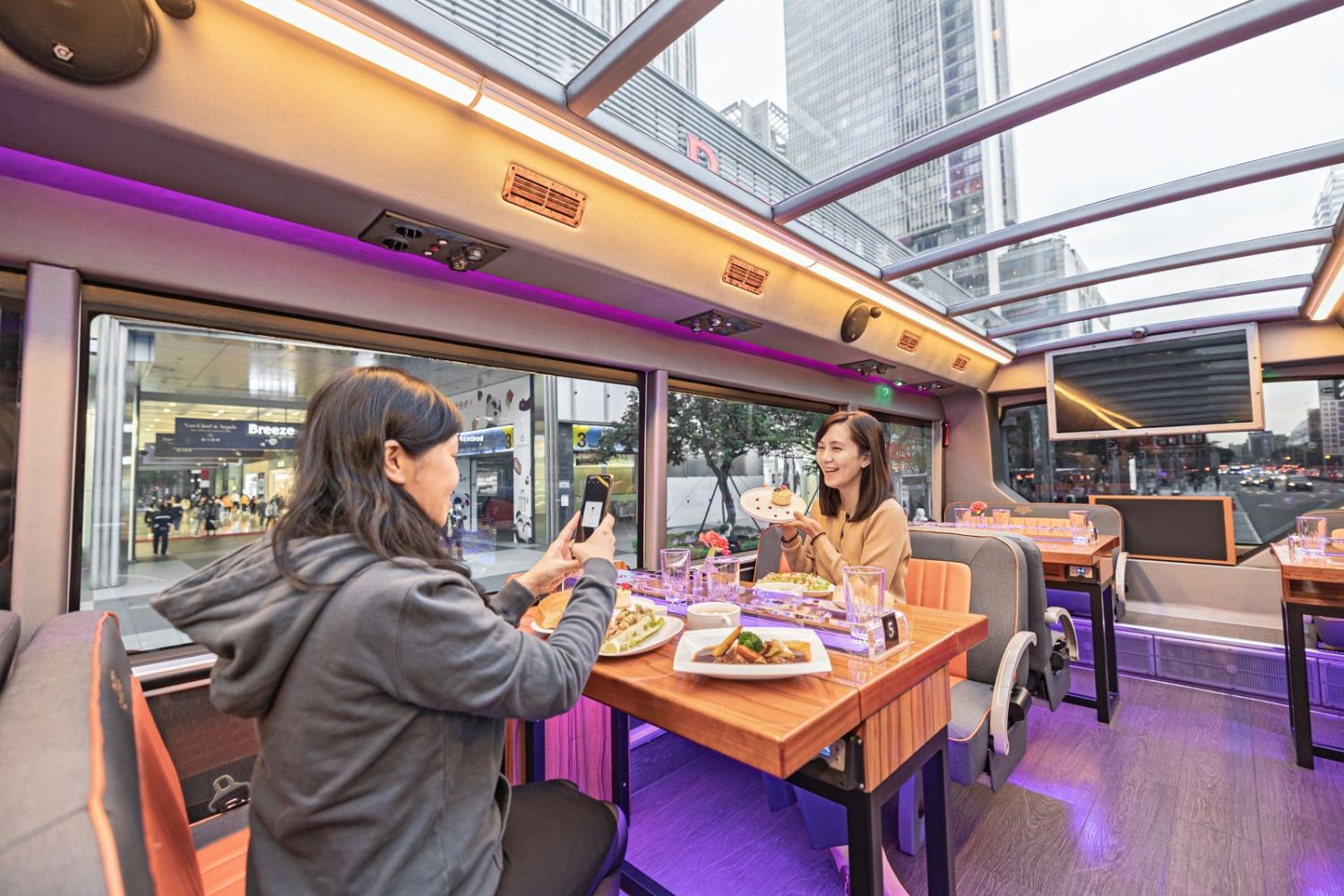 搭乘餐巴享用「溫馨母親節饗宴」套餐,兩人成行,每人3,680元起