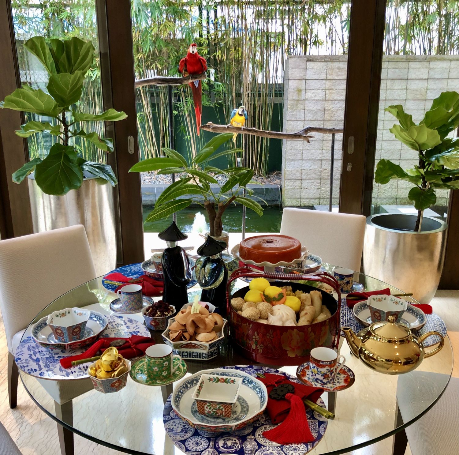 A Chinoiserie dimsum setup with Murano glass Asian figurines