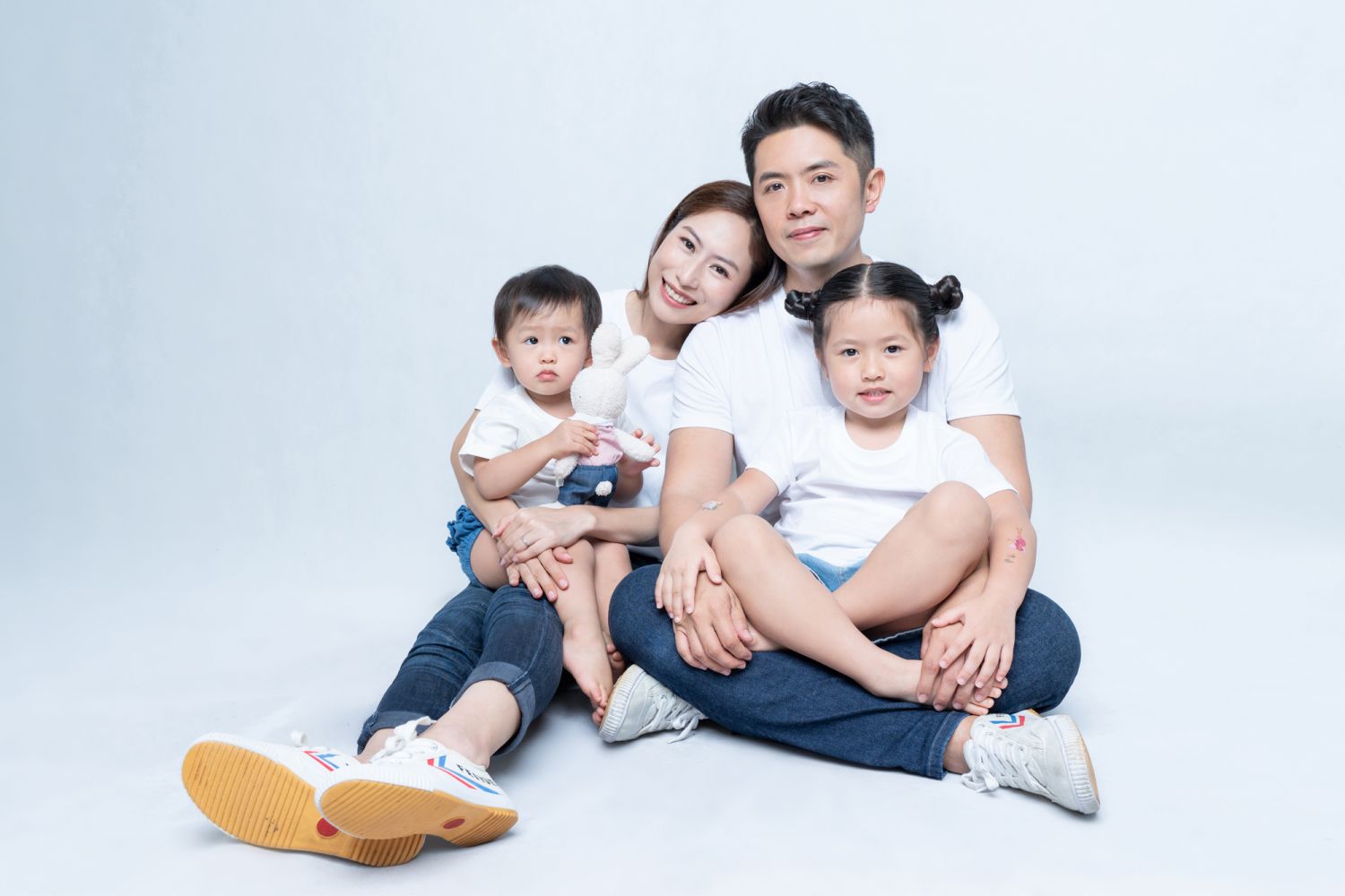 Ni together with her family