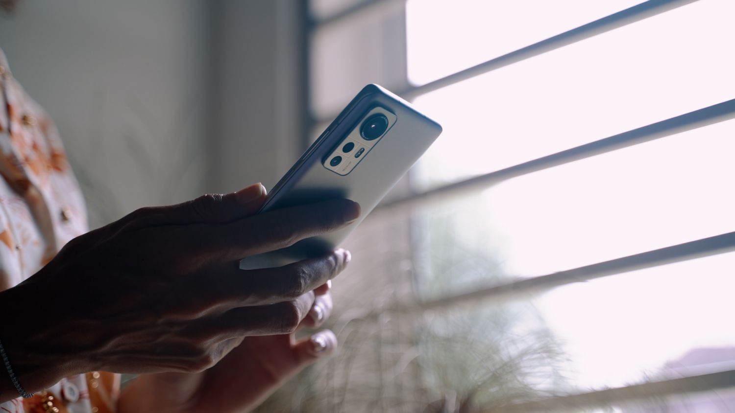 The compact flagship device boasts a Qualcomm Snapdragon 8 Gen 1 processor and up to 256GB of internal storage (Photo: Rizq and Adam Raden)