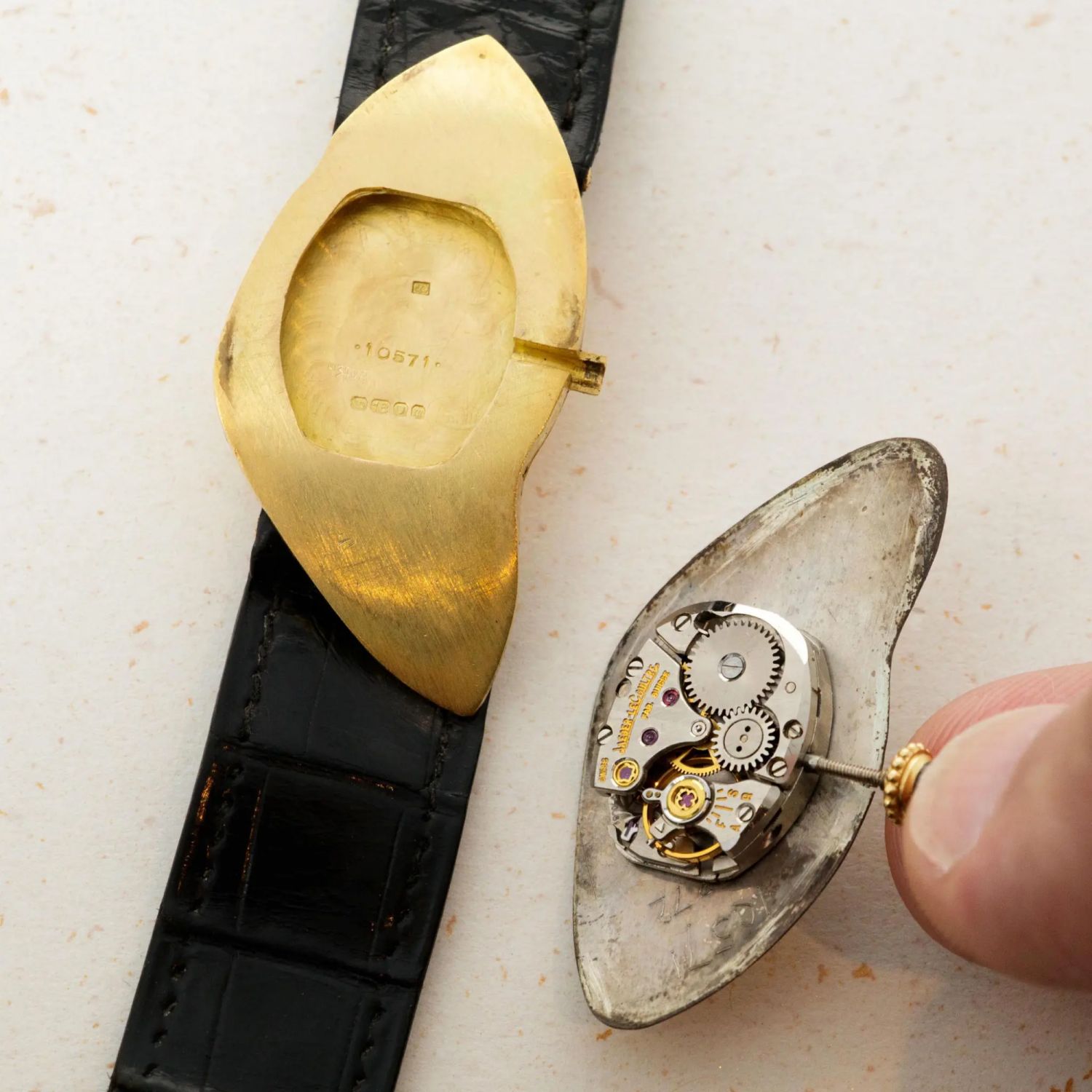 Cartier London Crash第一批黃金材質且手上鍊機芯。Photo via Loupe This。