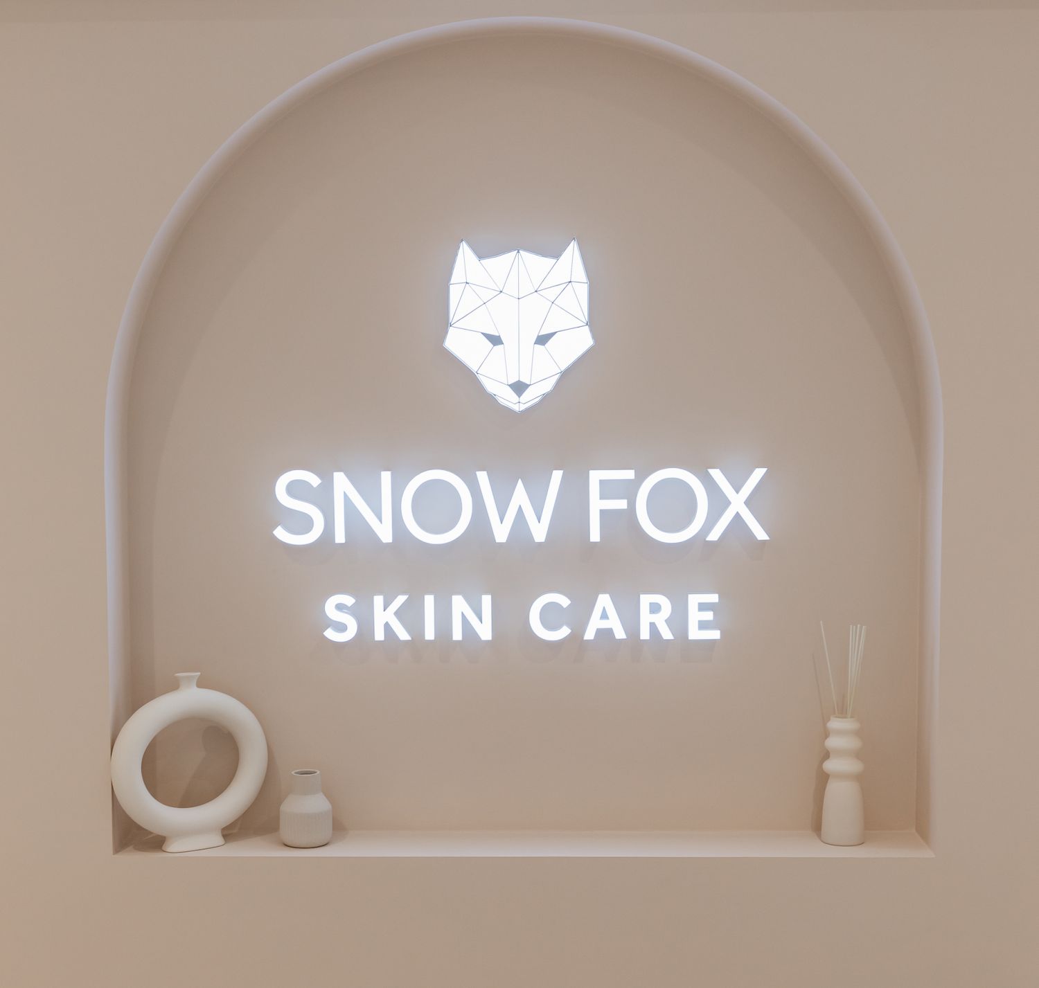 Snow Fox 品牌Logo是3D的小狐狸臉龐。