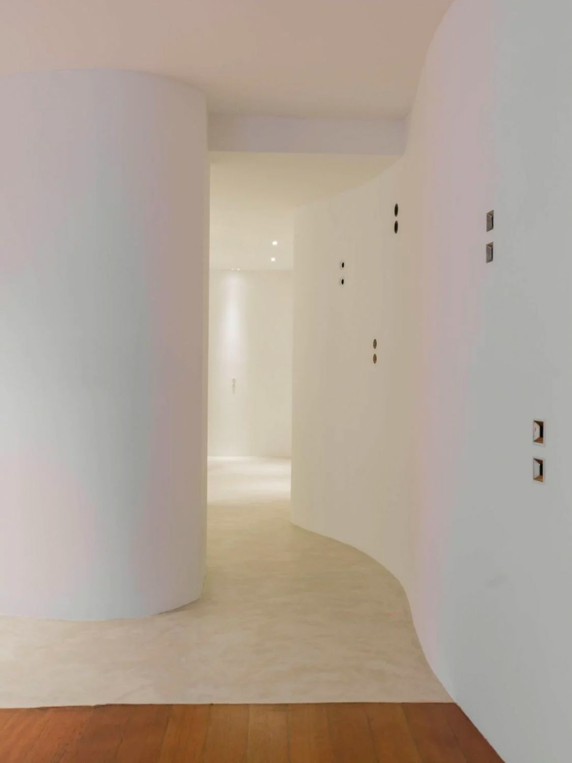 The showroom is designed with winding curves and sinuous lines that convey an air of elegance