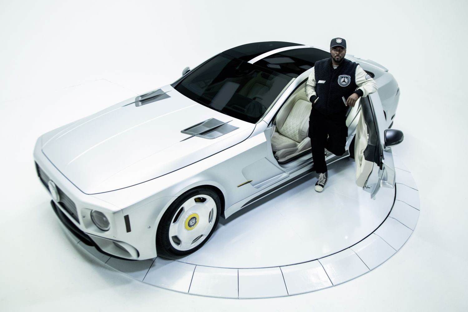 Mercedes-AMG「The Flip」聯名黑眼豆豆 by Mercedes-AMG。