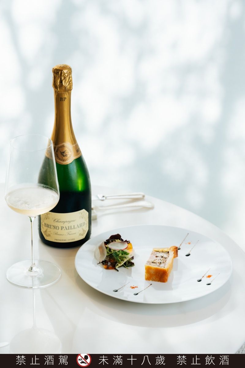 葡萄酒搭配法式酥皮肥鴨肝肉派、小沙拉。