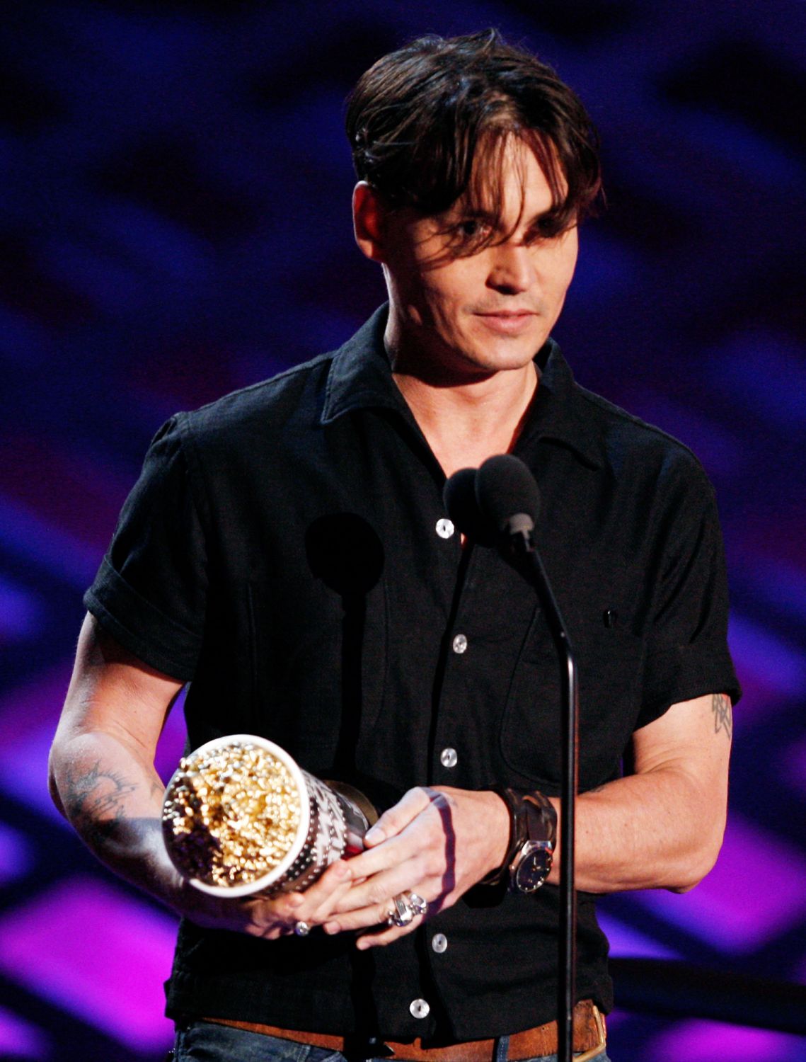 UNIVERSAL CITY, CA - JUNE 01: Actor Johnny Depp accepts the award for Best Villain for "Sweeny Todd" during the 17th annual MTV Movie Awards held at the Gibson Amphitheatre on June 1, 2008 in Universal City, California. (Photo by Kevin Winter/Getty Images)