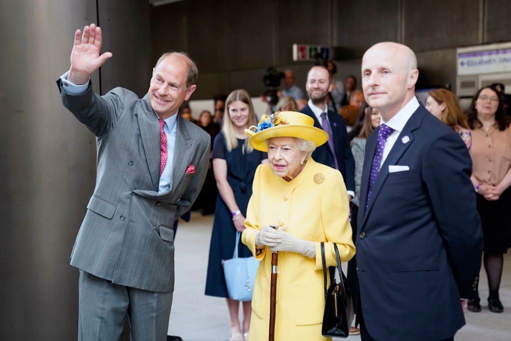 LONDON, ENGLAND - MAY 17: Queen Elizabeth II and Prince Edward, Earl of Wessex (L) attend the Elizabeth line's official opening at Paddington Station on May 17, 2022 in London, England. (Photo by Andrew Matthews - WPA Pool/Getty Images)