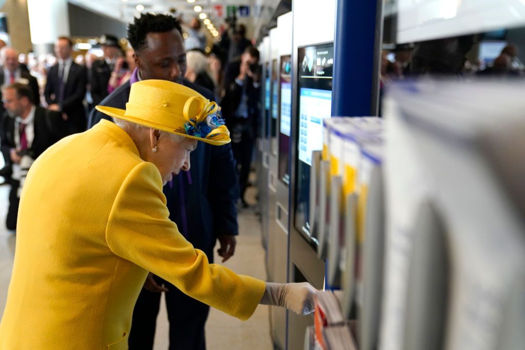 LONDON, ENGLAND - MAY 17: Queen Elizabeth II using a oyster card machine as she attends the Elizabeth line's official opening at Paddington Station on May 17, 2022 in London, England. (Photo by Andrew Matthews - WPA Pool/Getty Images)