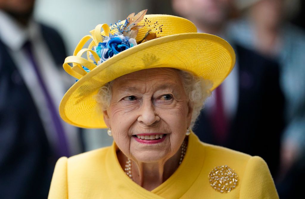 LONDON, ENGLAND - MAY 17: Queen Elizabeth II attends the Elizabeth line's official opening at Paddington Station on May 17, 2022 in London, England. (Photo by Andrew Matthews - WPA Pool/Getty Images)