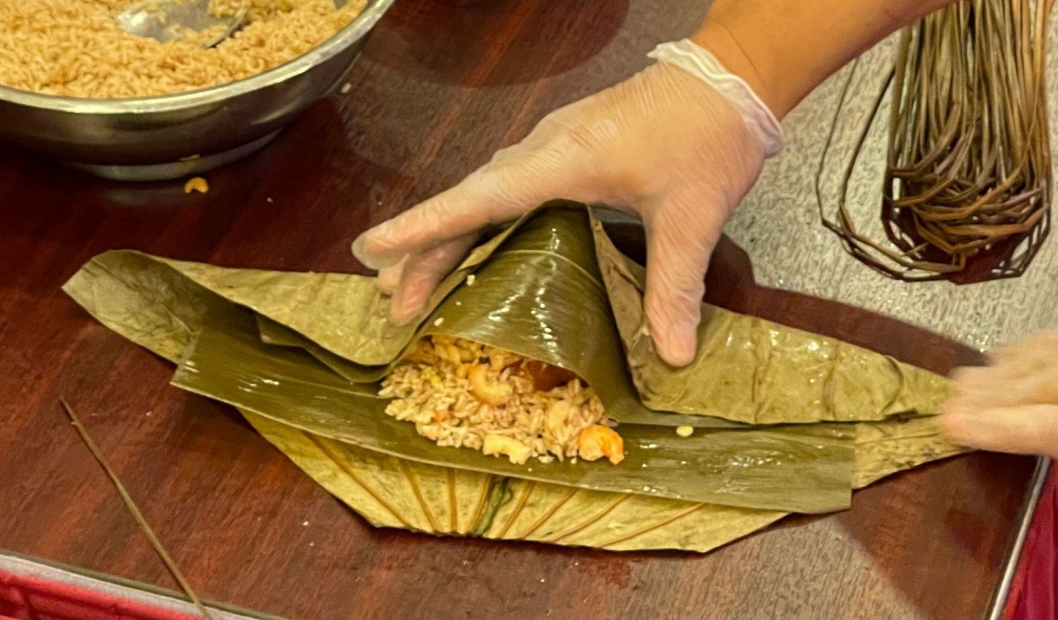 The wrapping of a rice dumpling (Photo: Courtesy of Oversea Restaurant)