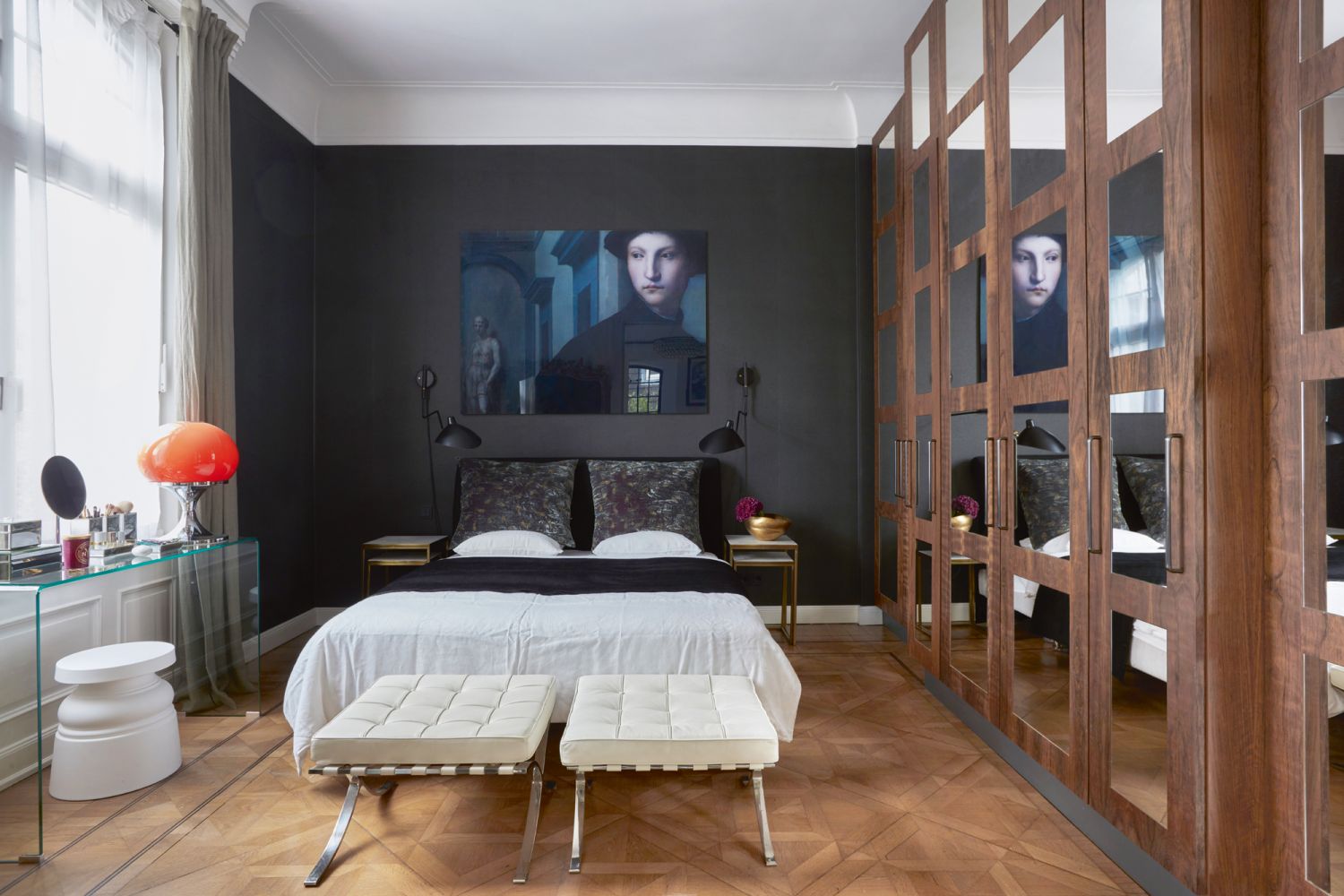bove the bed is a photo by Reinhard Görner, which shows a section of a portrait of Ugolino Martelli by Italian painter Agnolo Bronzino
