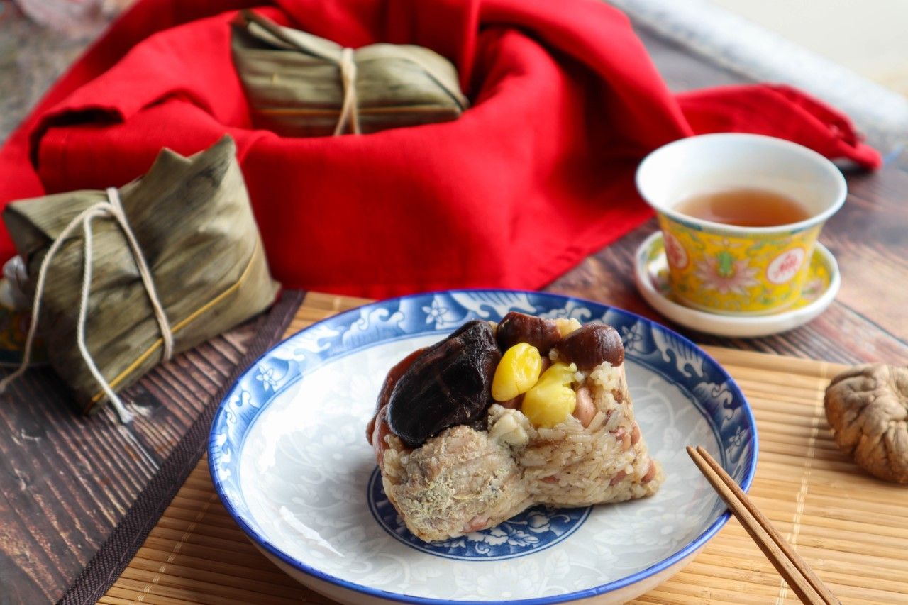 Glutinous rice dumpling with black truffle, chicken, black mushroom and salted egg yolk wrapped in lotus leaf (Photo: Hilton KL)