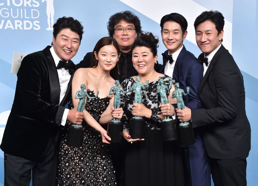 LOS ANGELES, CALIFORNIA - JANUARY 19: "Parasite" cast Song Kang-ho, Park So-dam, director Bong Joon-ho, Lee Jung-eun, Choi Woo-shik, and Lee Sun-kyun pose in the press room with the trophy for Outstanding Performance by a Cast in a Motion Picture during the 26th Annual Screen Actors Guild Awards at The Shrine Auditorium on January 19, 2020 in Los Angeles, California. 721430 (Photo by Gregg DeGuire/Getty Images for Turner)
