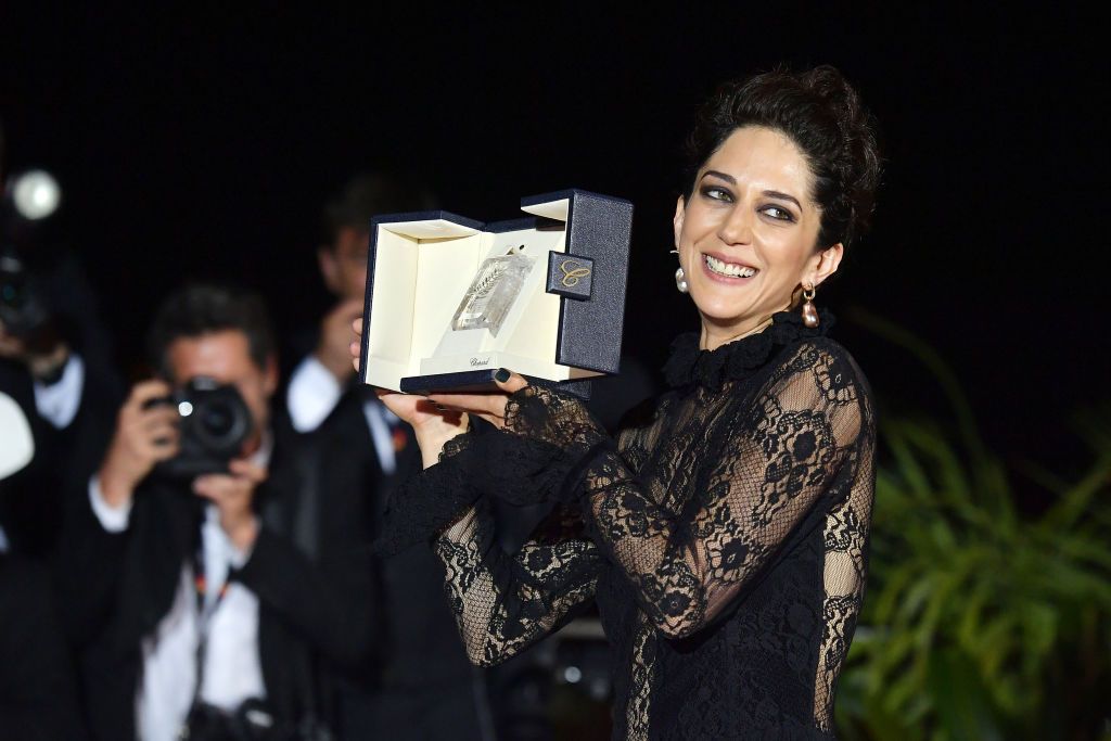 CANNES, FRANCE - MAY 28: Zahra Amir Ebrahimi poses with the Best Actress Palme d'Or Award for the movie 'Holy Spider' during the winner photocall during the 75th annual Cannes film festival at Palais des Festivals on May 28, 2022 in Cannes, France. (Photo by Dominique Charriau/WireImage)