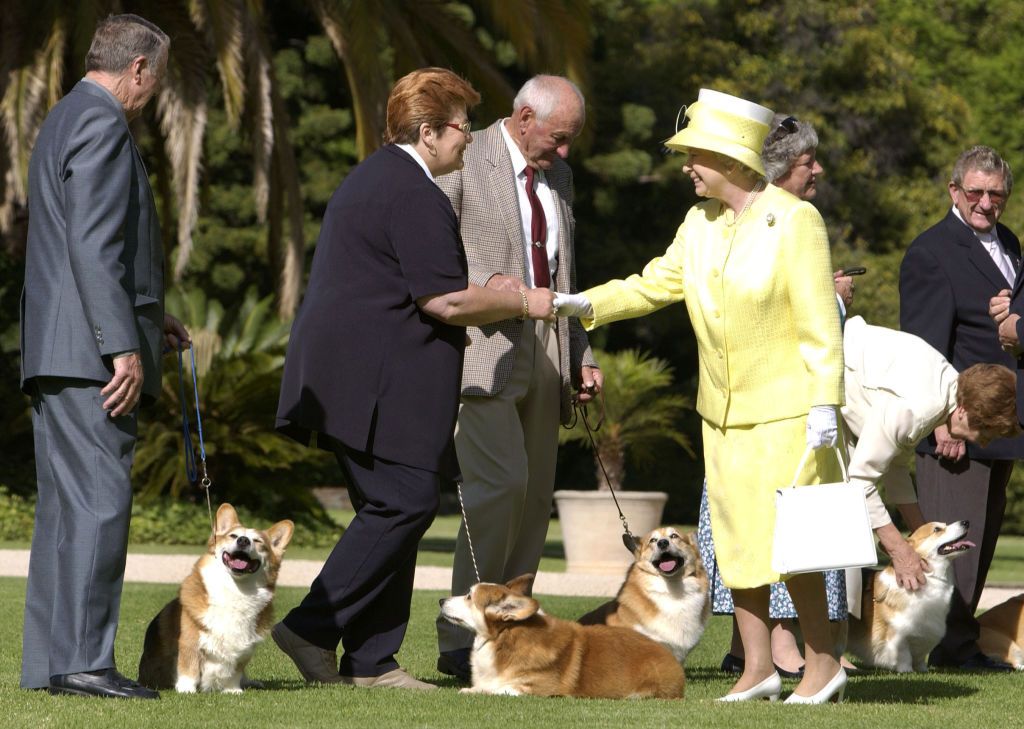 Queen Elizabeth meets corgis in Australia in 2002. (Photo: Getty Images)