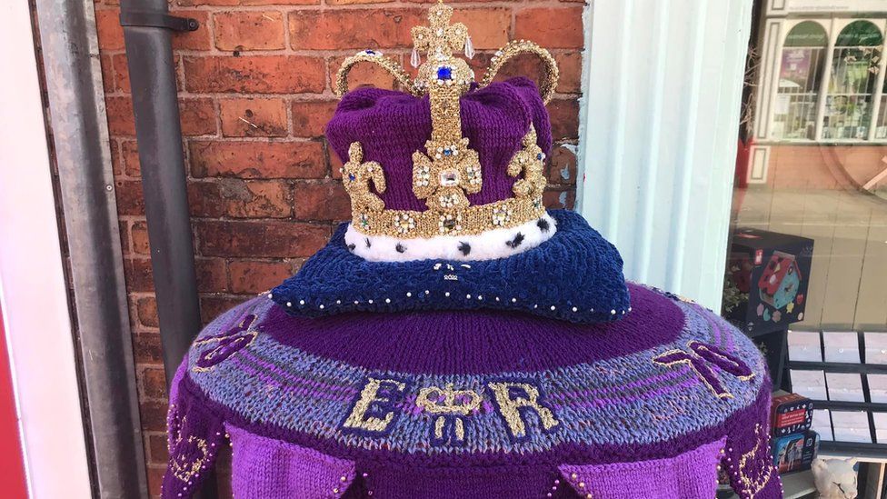 A knitted crown, created by the "Knitting Banksy". (Photo: Syston Town News)