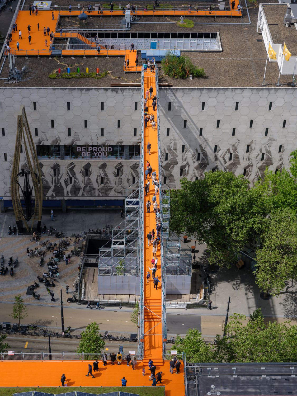 The highlight of the route is the bridge spanning the Coolsingel, one of Rotterdam’s most important streets