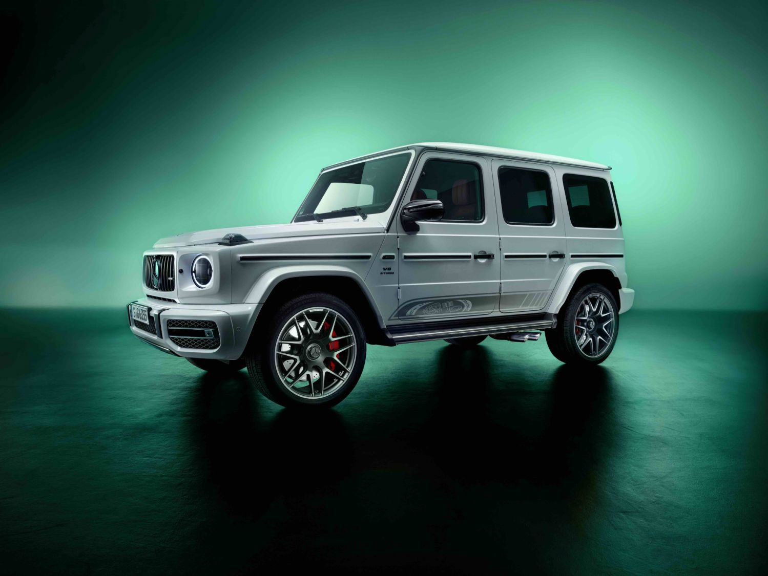 Sondermodell Mercedes-AMG G 63 âEdition 55â (WLTP: Kraftstoffverbrauch kombiniert 16,0 l/100 km, CO2-Emissionen kombiniert 363 g/km) : Seitenansicht // special edition Mercedes-AMG G 63 "Edition 55" (WLTP: combined fuel consumption 16.0 l/100 km, combined CO2 emissions 363 g/km) : Side angle