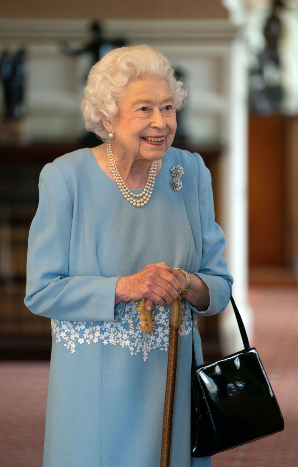 queen elizabeth blue dress In May 1960, at Princess Margaret's wedding, Queen Elizabeth II wore a  Norman Hartnell gown of turquoise silk taffeta with tulle. The vibrant  color and light layers felt modern yet classicanother standout