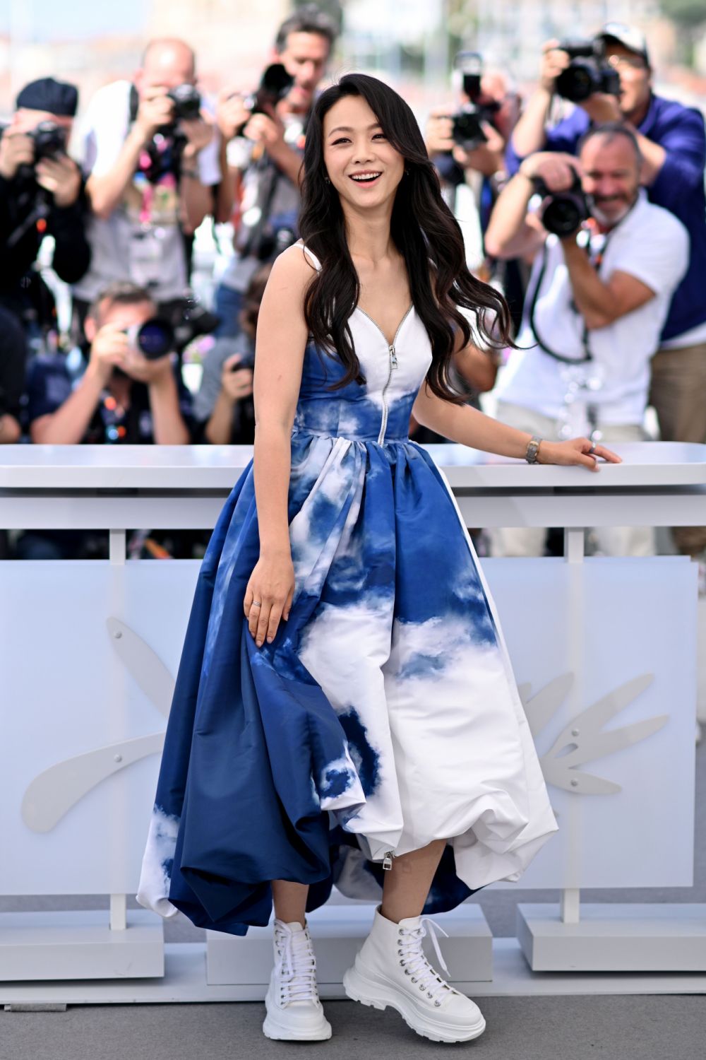 CANNES, FRANCE - MAY 24: Tang Wei attends the photocall for "Decision To Leave (Heojil Kyolshim)" during the 75th annual Cannes film festival at Palais des Festivals on May 24, 2022 in Cannes, France. (Photo by Lionel Hahn/Getty Images)