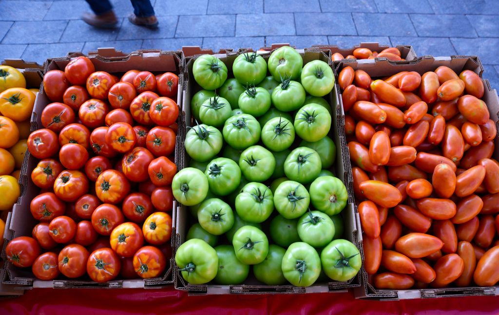 DENVER, COLORADO - AUGUST 31, 2019: A selection of heirloom tomatoes for sale at a Saturday vegetable market in downtown Denver, Colorado. (Photo by Robert Alexander/Getty Images)