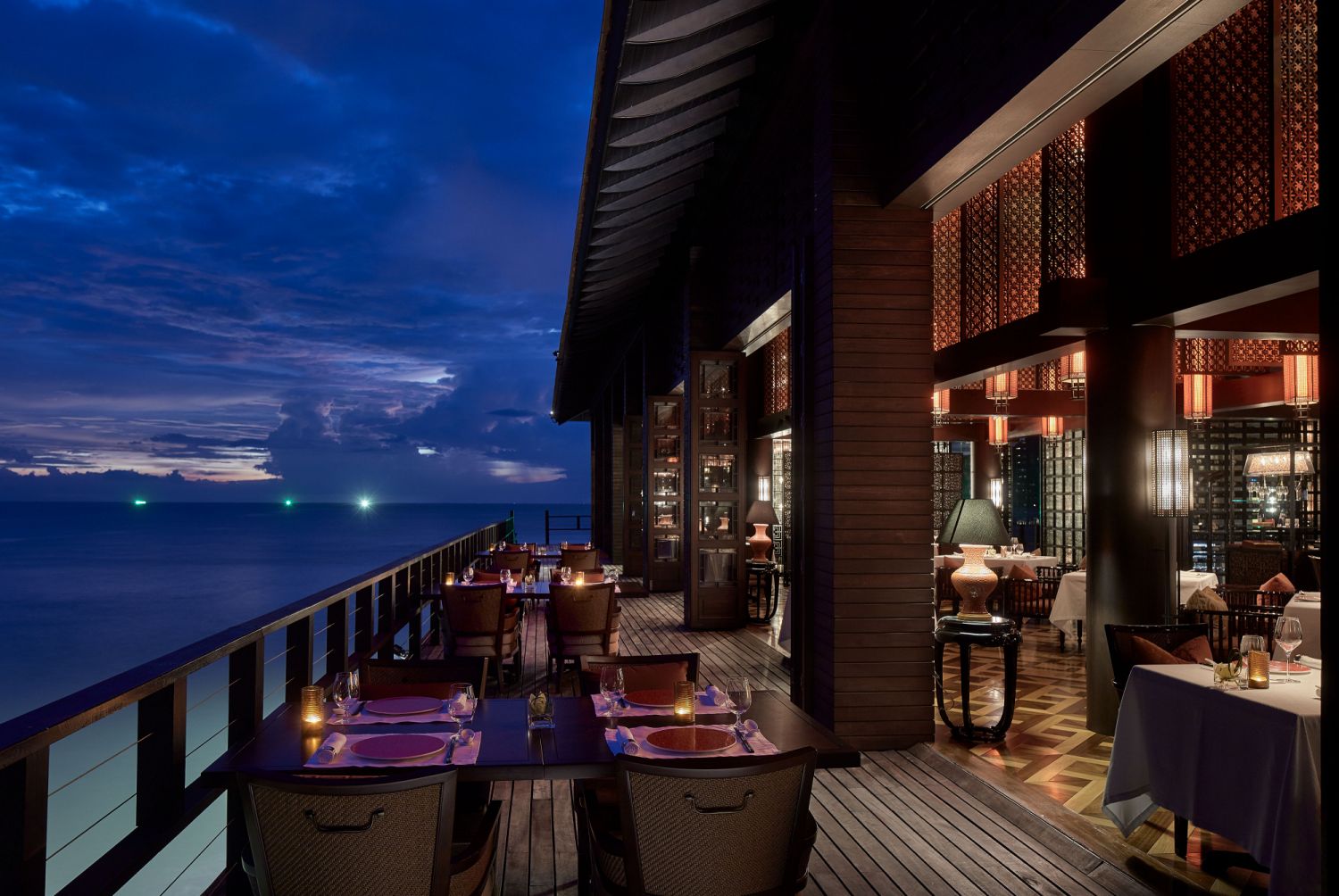 The restaurant boasts spacious over-water decks that offer diners a view of the eastern, southern and western horizons for a truly unique ocean experience.