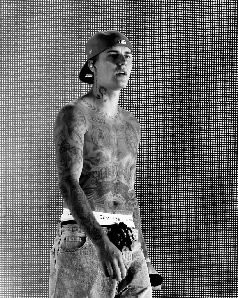 INDIO, CALIFORNIA - APRIL 15: (EDITORS NOTE: Image has been converted to black and white. Color version is available.) Justin Bieber performs with Daniel Caesar onstage at the Coachella Stage during the 2022 Coachella Valley Music And Arts Festival on April 15, 2022 in Indio, California. (Photo by Kevin Winter/Getty Images for Coachella)