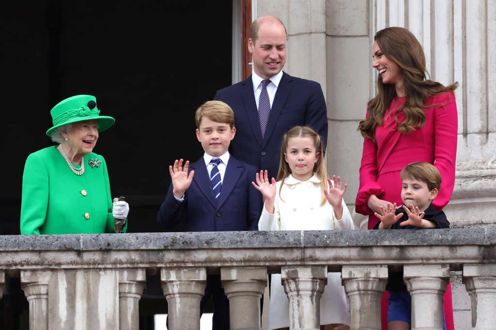 LONDON, ENGLAND - JUNE 05: (L-R) Queen Elizabeth II, Prince George of Cambridge, Prince William, Duke of Cambridge, Princess Charlotte of Cambridge, Catherine, Duchess of Cambridge and Prince Louis of Cambridge on the balcony of Buckingham Palace during the Platinum Jubilee Pageant on June 05, 2022 in London, England. The Platinum Jubilee of Elizabeth II is being celebrated from June 2 to June 5, 2022, in the UK and Commonwealth to mark the 70th anniversary of the accession of Queen Elizabeth II on 6 Februa