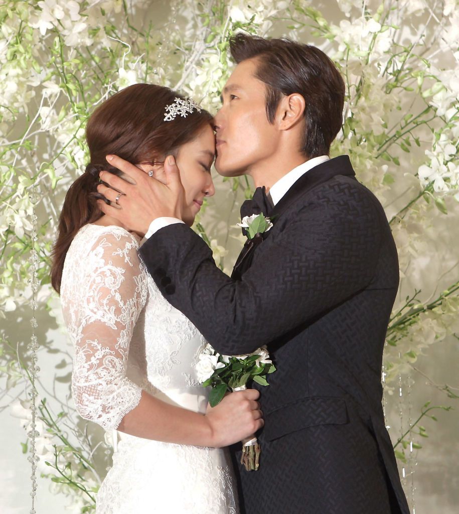 SEOUL, SOUTH KOREA - AUGUST 10: (L to R) Actress Rhee Min-Jung and actor Lee Byung-Hun pose for photographs before their wedding at the Hyatt Hotel on August 10, 2013 in Seoul, South Korea. (Photo by Chung Sung-Jun/Getty Images)