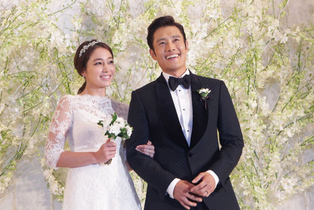SEOUL, SOUTH KOREA - AUGUST 10: (L to R) Actress Rhee Min-Jung and actor Lee Byung-Hun pose for photographs before their wedding at the Hyatt Hotel on August 10, 2013 in Seoul, South Korea. (Photo by Chung Sung-Jun/Getty Images)