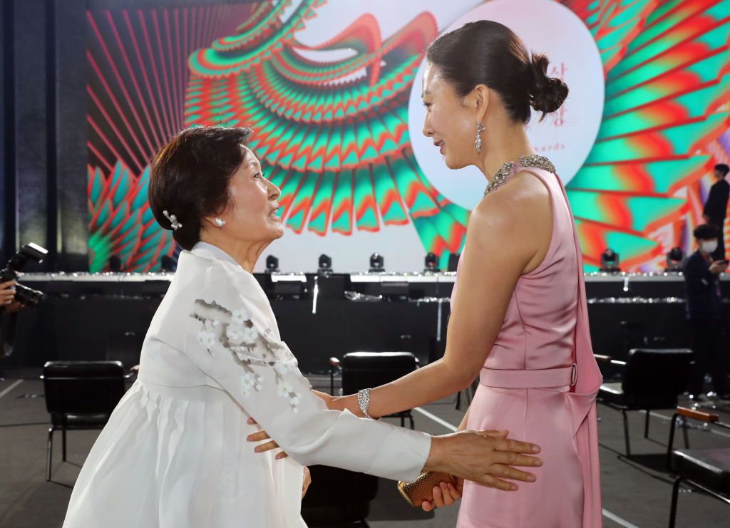 GOYANG, SOUTH KOREA - JUNE 05: Kim Hye-Ja and Kim Hee-Ae attends the 56th Baeksang Arts Awards at Kintex on June 05, 2020 in Goyang, South Korea. (Photo by JTBC PLUS/Imazins via Getty Images)
