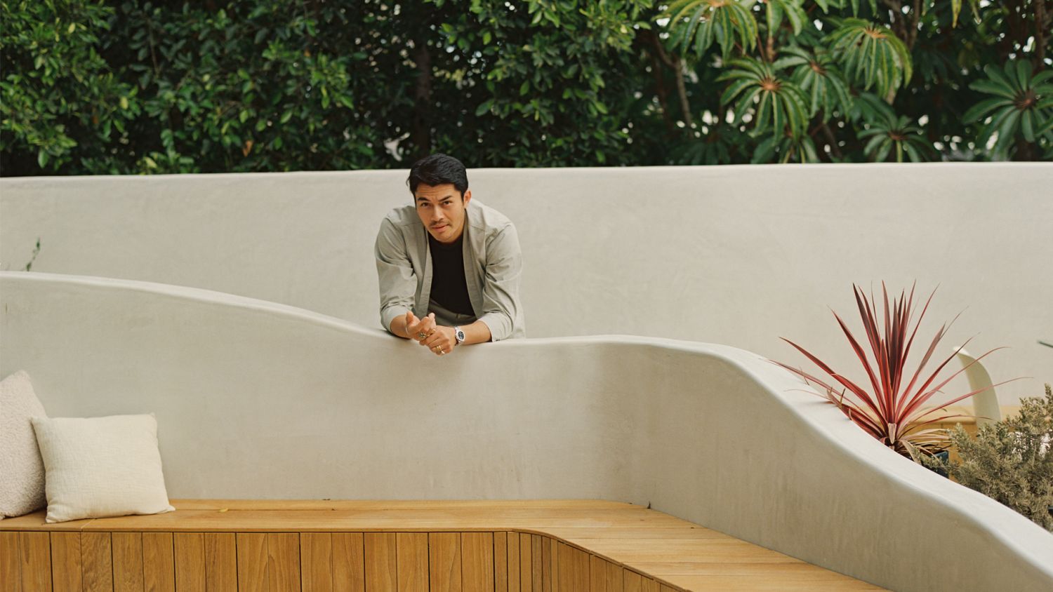 The neutral tones that dominate the outdoor area creates a calm space that's soothing to the eyes