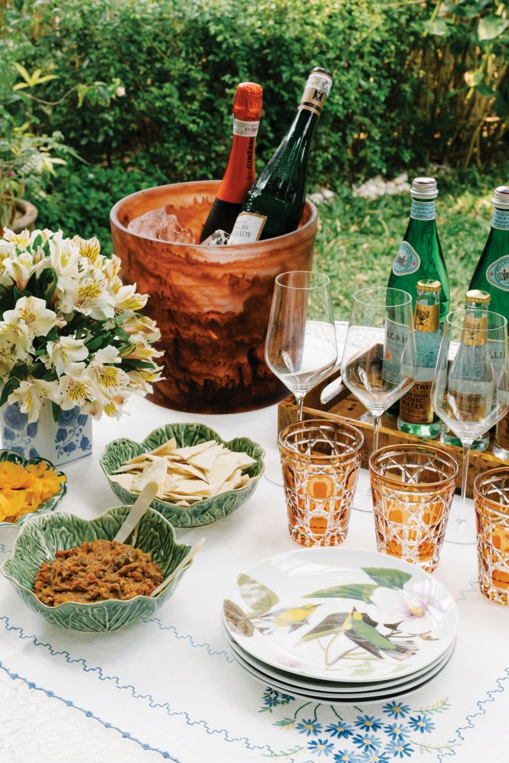 and bubbly for brunch. The tablescape features wine bucket from Cariloo, vintage side plates from Perla x Flora Magica, glasses and vintage table linen from Etsy, and cabbage bowls from Bordallo Pinheiro