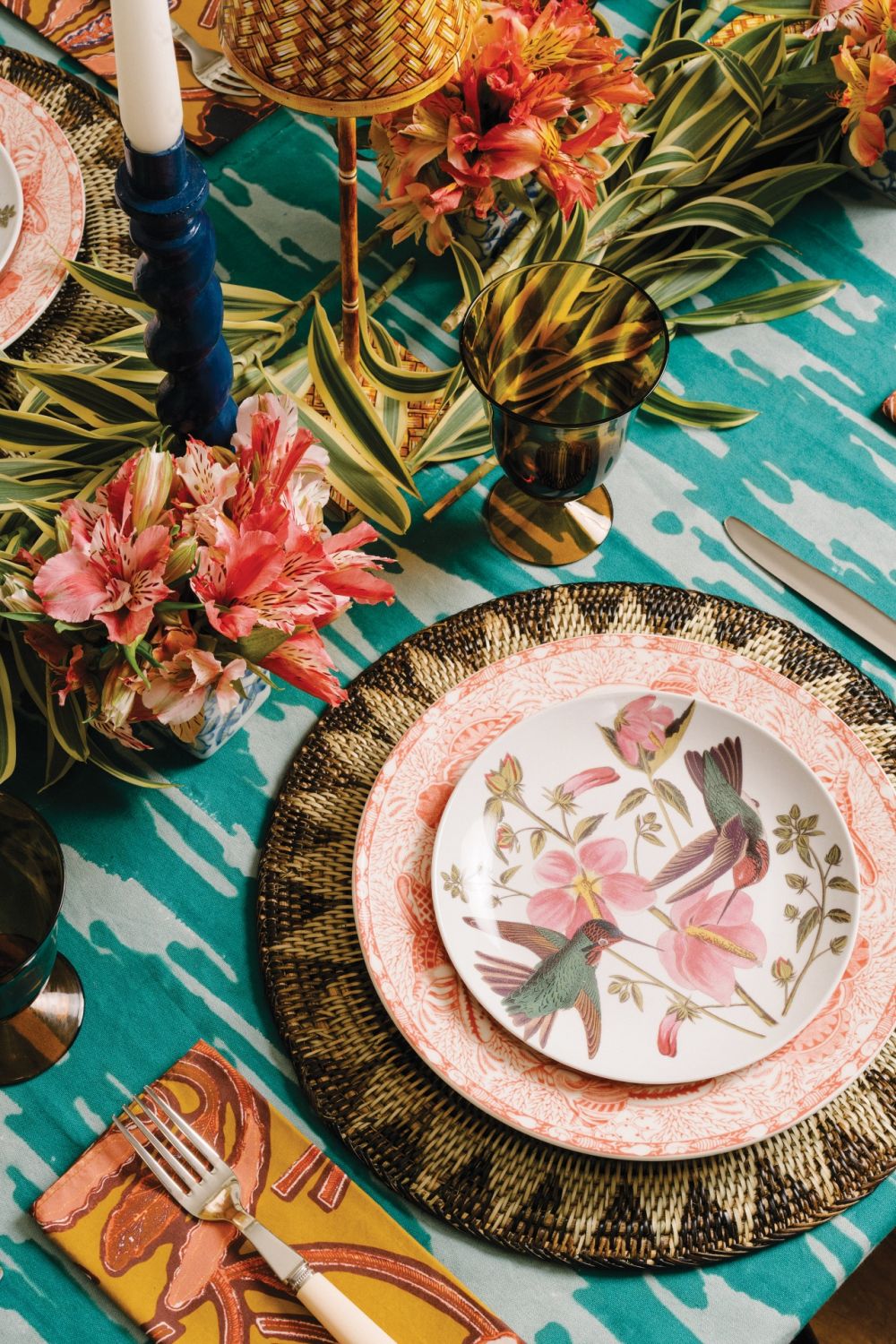 The vintage bird plates from the Perla x Flora Magica collaboration features timeless classics with elements of fun