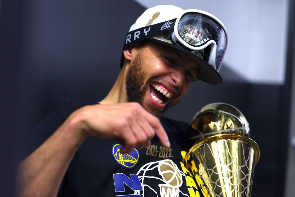 恭喜!NBA勇士隊奪七冠,柯瑞獲生涯首座「FMVP」:看身價27.6億傳奇神射手,奪富比士運動員第5「富」!