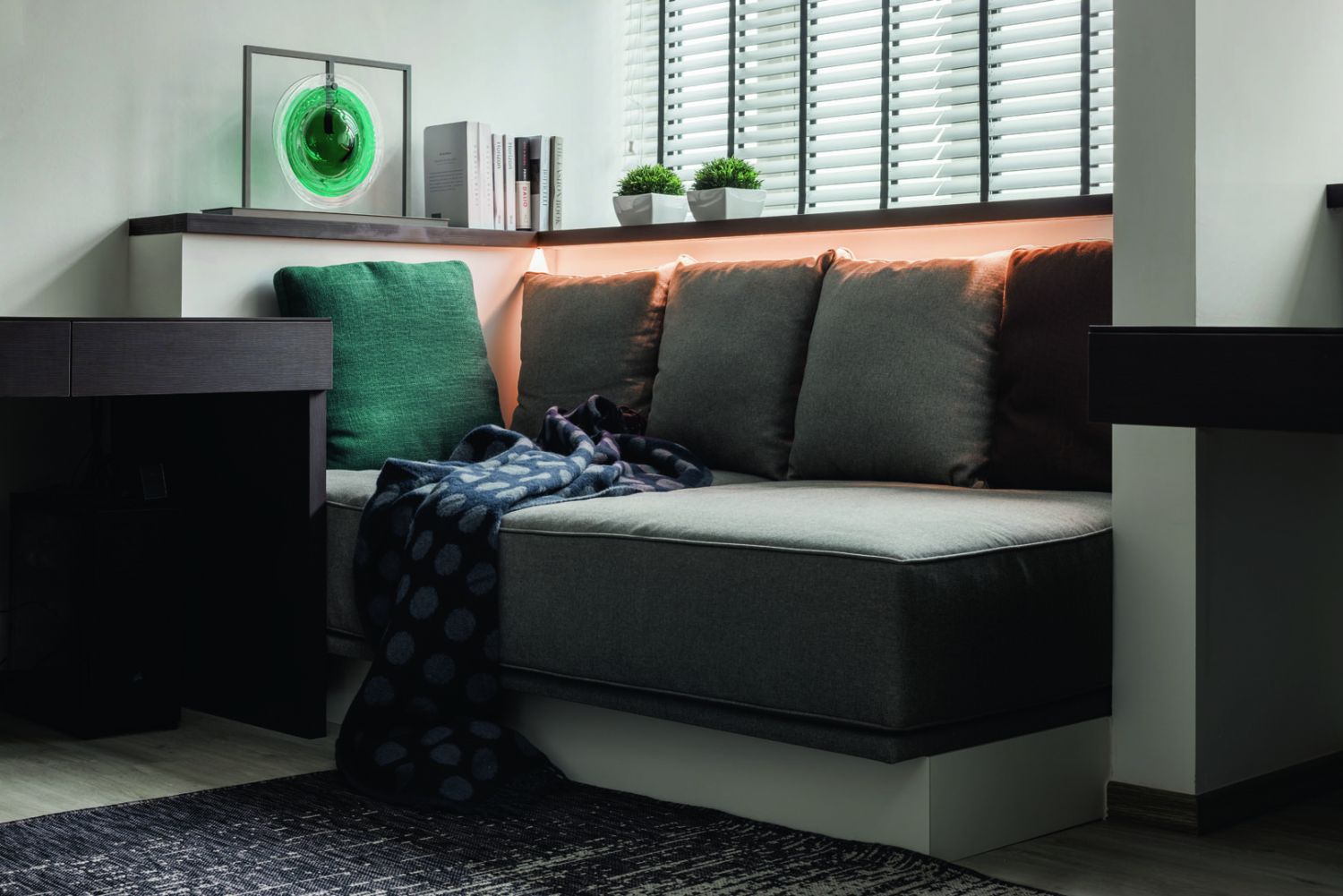 A custom daybed maximises the use of space and is complemented by the emerald green tones of the decorative items and the accent cushion