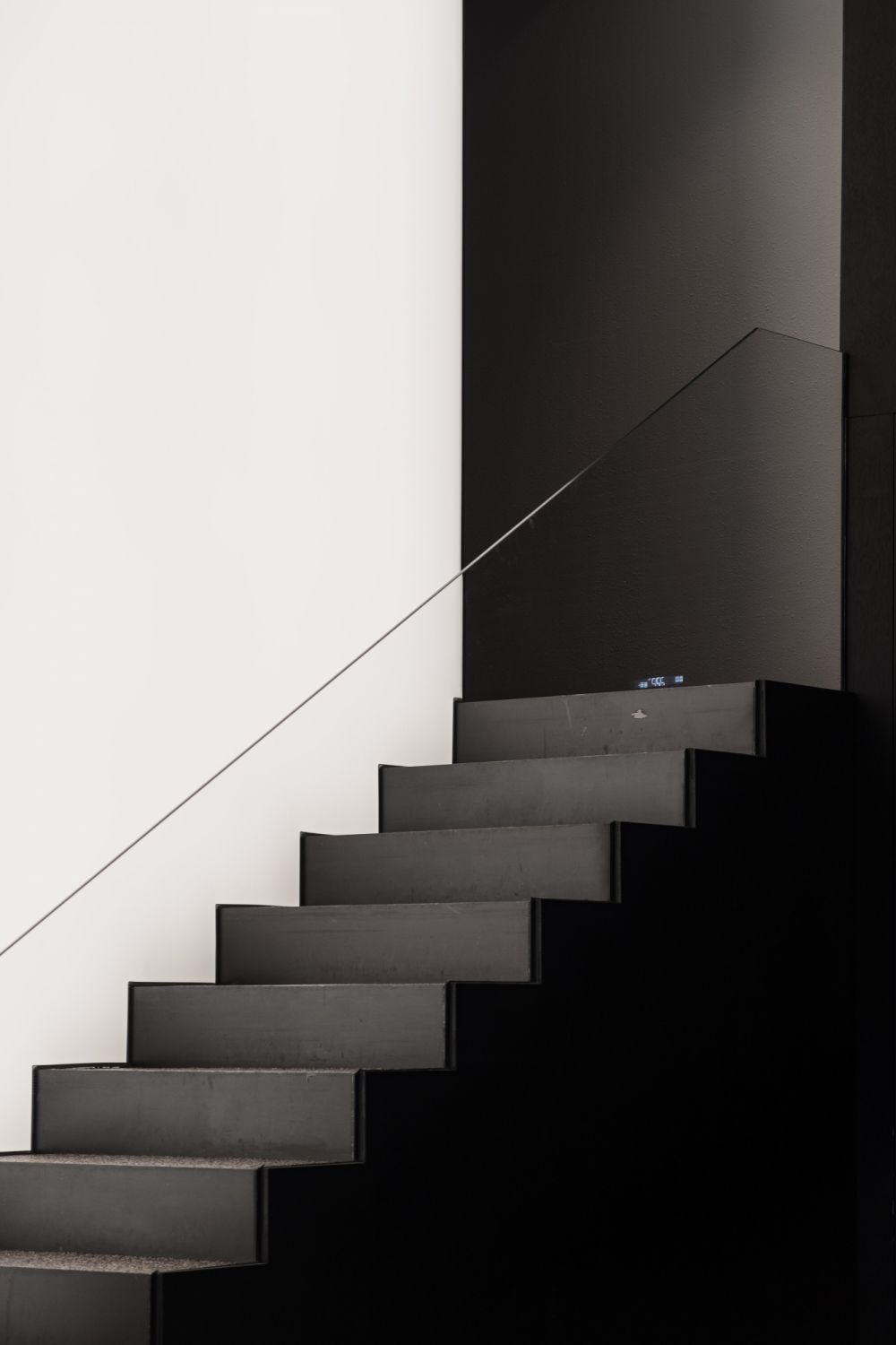 Straight Staircase - Photo: Qinghong Shen / Unsplash