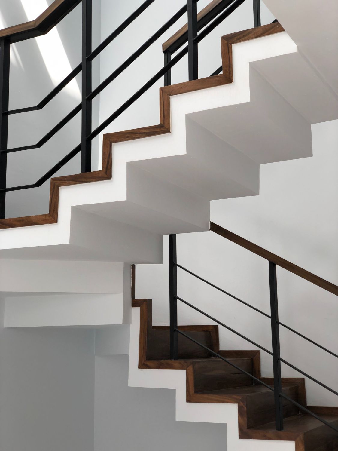 U-Shaped Stairs - Photo: Camila Ferrari / Unsplash