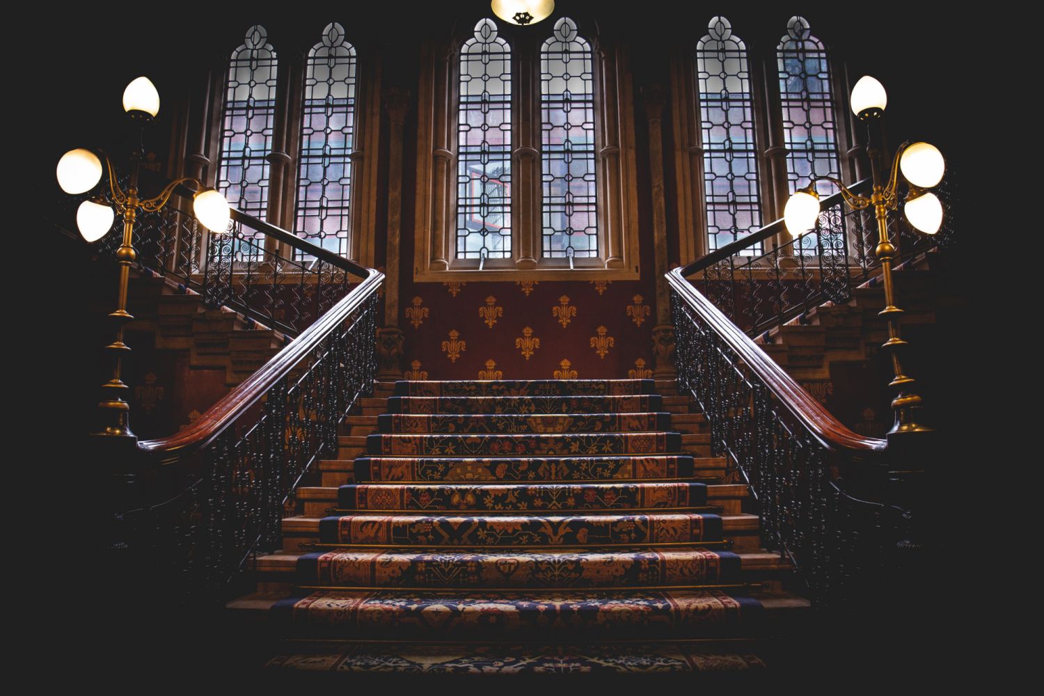 Grand Staircase - Photo: Dil / Unsplash